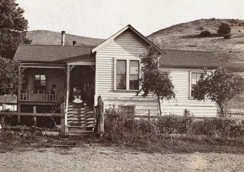 Bernal ranch house and family in 1910